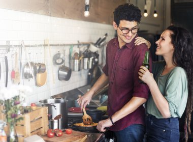 Çift birlikte yemek