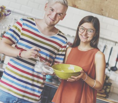 Çift birlikte yemek