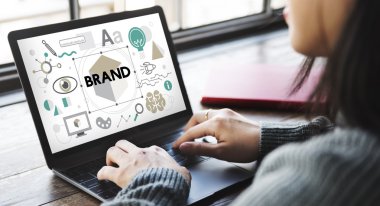 Asyalı kadın ile laptop