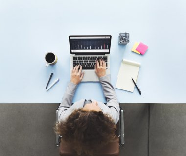 Office araçları ile masa üstünde laptop 