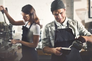 Barista kahve yapıyor makine 