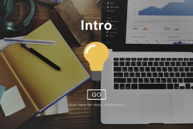 Ofis Masası üstünde laptop