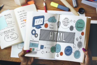 html kodu ile kitap tutan kadın 