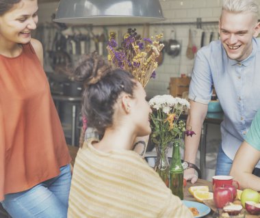 Arkadaşlar birlikte mutfakta