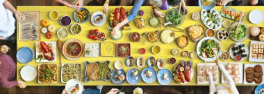 arkadaşlar büyük tablo için yemek