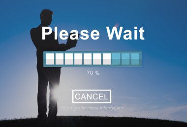 Tepede dizüstü kullanarak iş adamı