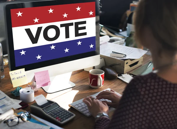 Empresaria con voto político en monitor —  Fotos de Stock