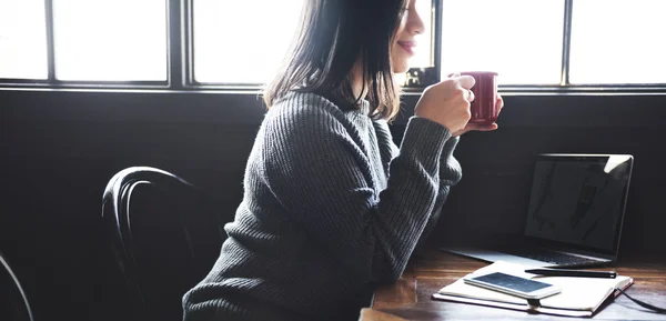 Asiatico signora godendo tazza di caffè — Foto Stock