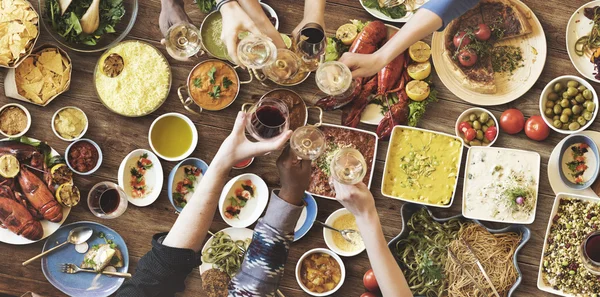 Vänner äta för stora tabell — Stockfoto