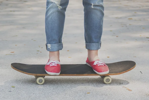 Jovem hipster com skate — Fotografia de Stock