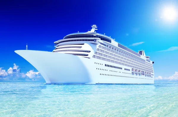 Cruise ship in the ocean — Stock Photo, Image