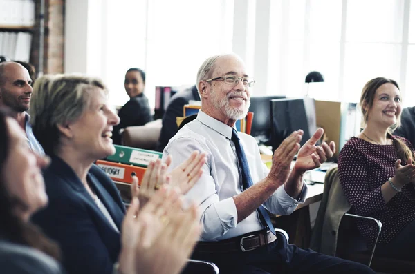 Geschäftsleute im Büro — Stockfoto