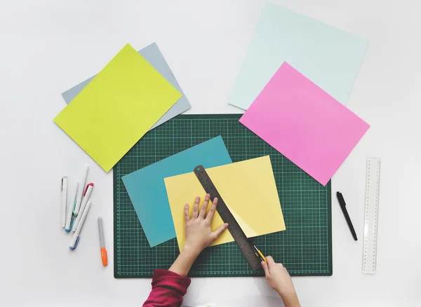 Vrouw snijden Papers — Stockfoto