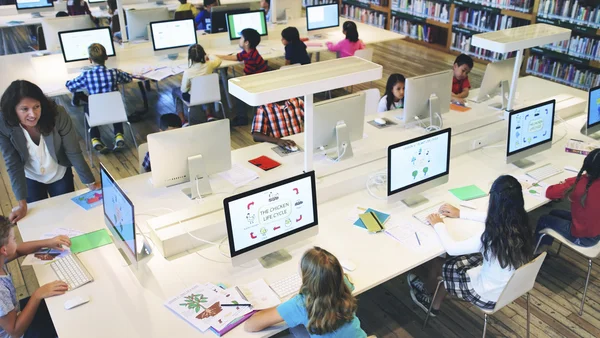 Klassenkameraden haben Unterricht mit Lehrer — Stockfoto