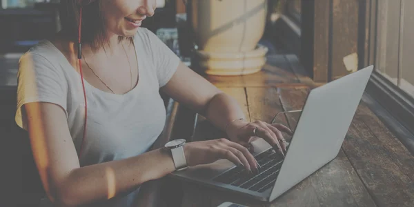 Vrouw werkt op laptop — Stockfoto