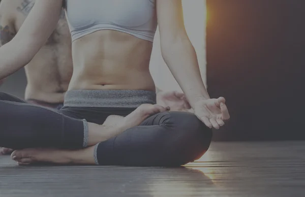 Mujer y hombre practicando Pose Yoga —  Fotos de Stock