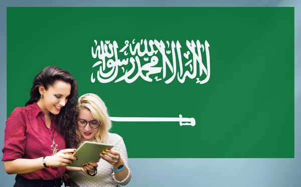 Szaúd-Arábia nemzeti zászló a háttérben — Stock Fotó