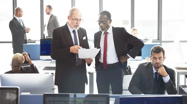 Geschäftsleute im Büro — Stockfoto