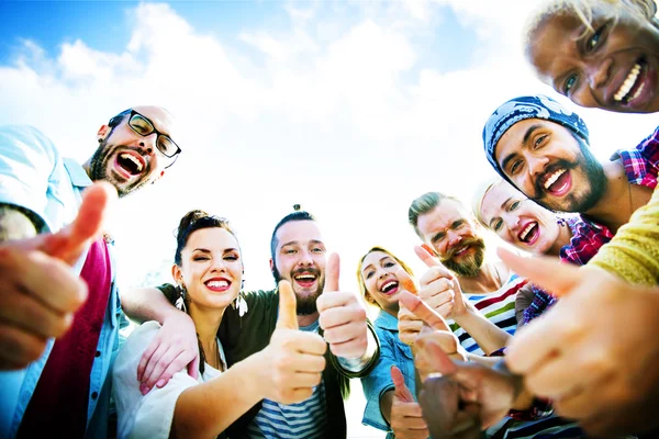 Amigos felices se divierten en verano — Foto de Stock