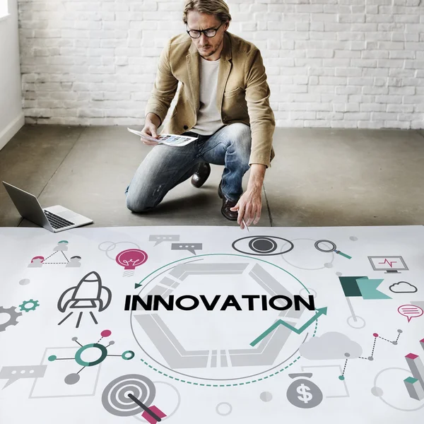 Affärsman som arbetar med Innovation — Stockfoto