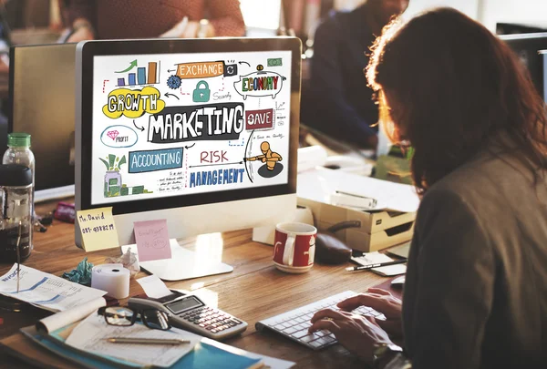 Empresaria con marketing en monitor — Foto de Stock