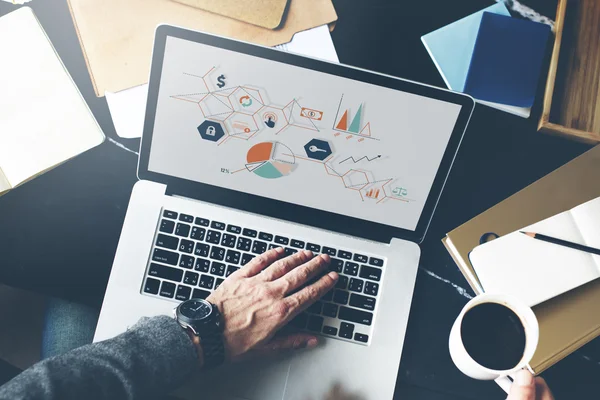 Man met behulp van computer op zijn werk — Stockfoto