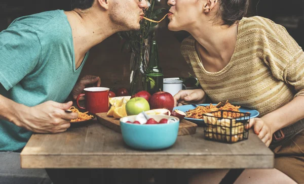 Casal Comer Alimentos — Fotografia de Stock