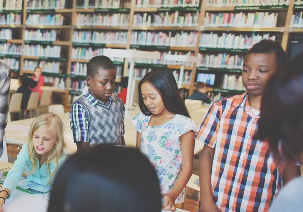Barn tillsammans på skolbiblioteket — Stockfoto