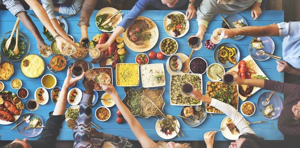 Vrienden eten voor grote tafel — Stockfoto