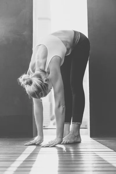 Femme Pratique Pose Yoga — Photo