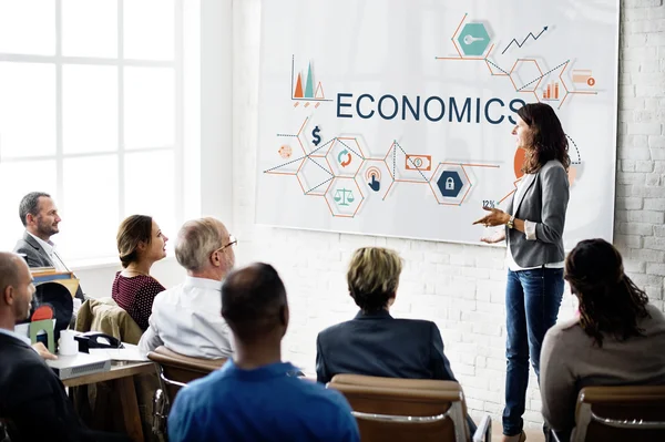 La empresaria cuenta la presentación a los colegas — Foto de Stock