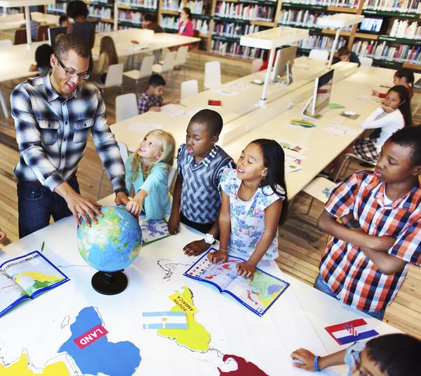 Elever som har lektion i skolan — Stockfoto