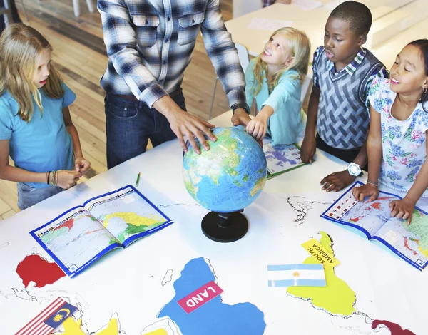 Elever som har lektion i skolan — Stockfoto