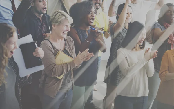 Menschen bei Treffen applaudieren — Stockfoto