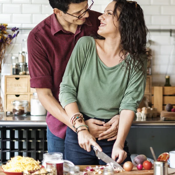 Paar kocht gemeinsam — Stockfoto