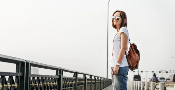 Joven hipster con monopatín — Foto de Stock