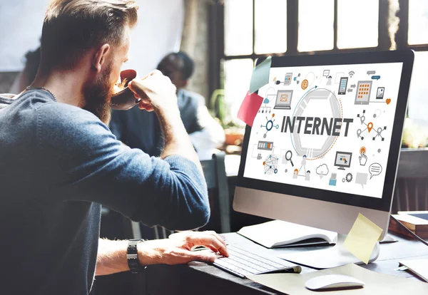 Hombre de negocios trabajando e internet —  Fotos de Stock