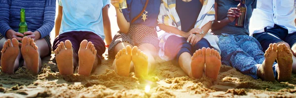 Amigos sentados na praia — Fotografia de Stock