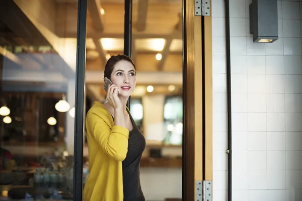 Mujer con teléfono móvil — Foto de Stock