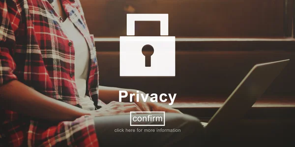 Donna che lavora su laptop con privacy — Foto Stock