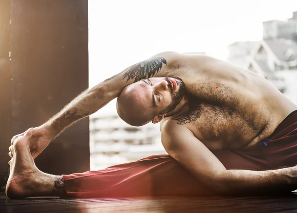 Člověk cvičí jóga pozice — Stock fotografie