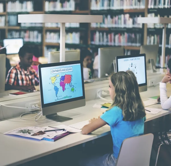 Kinderen met behulp van computers — Stockfoto