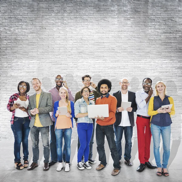 Multi-etnische mensen tijdens de bijeenkomst — Stockfoto