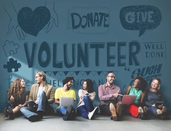 Vrienden van de diversiteit in de buurt van muur met Vrijwilliger — Stockfoto