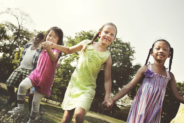 Niños jugando al aire libre —  Fotos de Stock