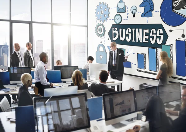 Les gens d'affaires travaillant dans le bureau — Photo