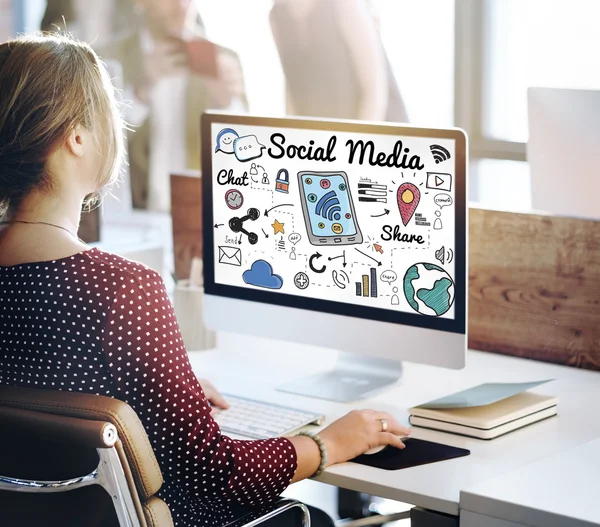 Computer con social media sul monitor — Foto Stock