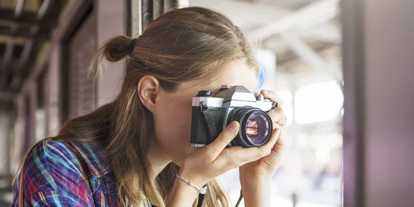 Dziewczynka fotograf podróży — Zdjęcie stockowe