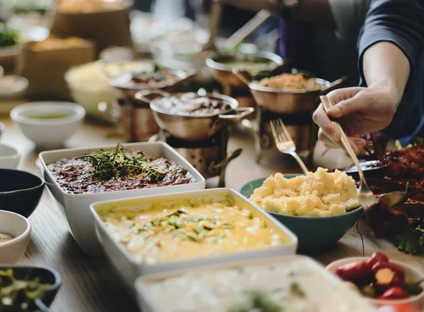 음식을 즐기는 사람들 — 스톡 사진