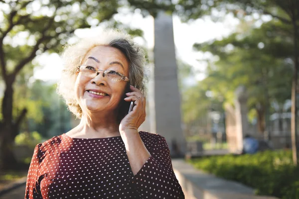 휴대 전화와 함께 노인 여성 — 스톡 사진